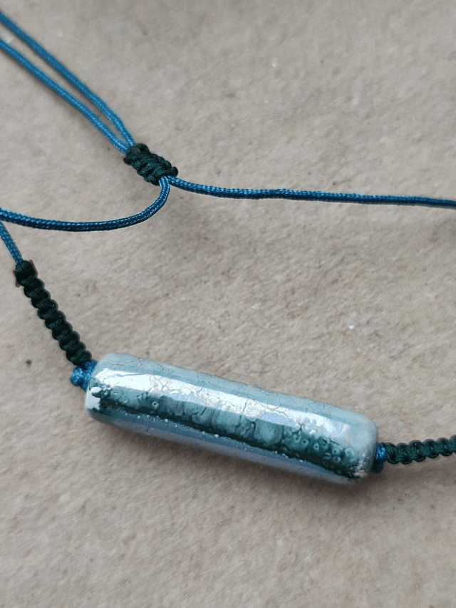 Bracelet céramique reflets de bleu,sur fil de jade résistant et réglable 
