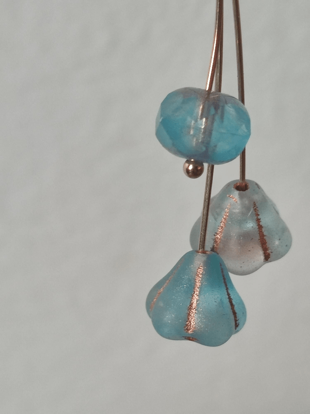 Z-Dormeuses jolies fleurs bleues en verre dégradé de bleu , acier inoxydable doré, pièce unique -sans nickel 