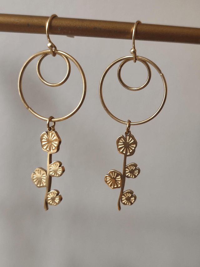 Z-fleurs de pissenlit et cercles pour ces boucles d'oreilles en acier inoxydable doré -sans nickel, pièce unique 