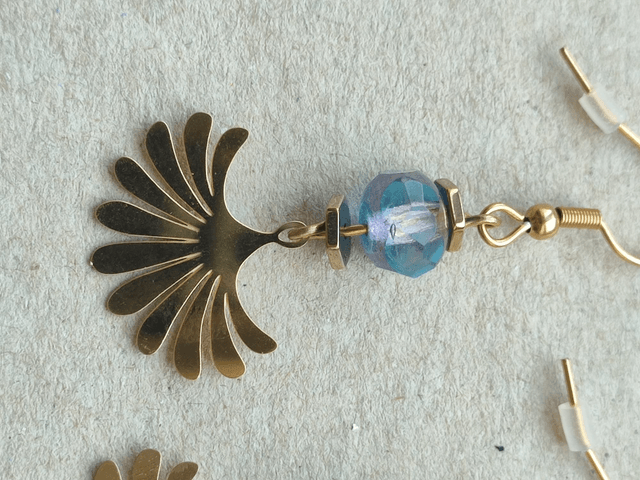 Z-Boucles "éventail" et perles en verre aux reflets bleus et roses en acier inoxydable doré -sans nickel, pièce unique 