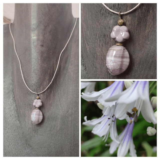 Collier fleur et perles en verre violine monté sur fil de lin réglable avec chaîne d'extension 