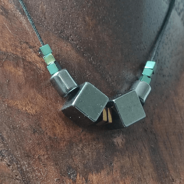 Collier" carrés"en hématite doré noir et turquoise : pierres naturelles , monté sur fil de jade réglable, pièce unique 