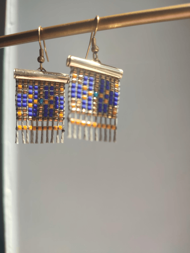 Z- Boucles d'oreilles"fleurs"tissées main en perles de verre sur fil de lin. Fermoirs en acier inoxydable doré, bleu, orange,or. -sans nickel 