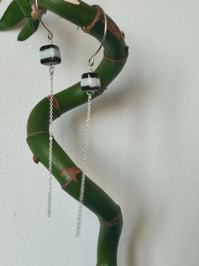 Boucles d'oreilles cubes en verre blanc et noir, chaîne et fermoirs en acier inoxydable -sans nickel -piece unique 