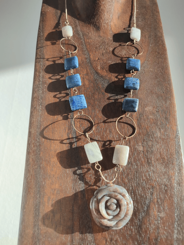 Sautoir fleur en agate et sodalite ( pierres naturelles) monté sur fil de lin réglable, pièce unique 