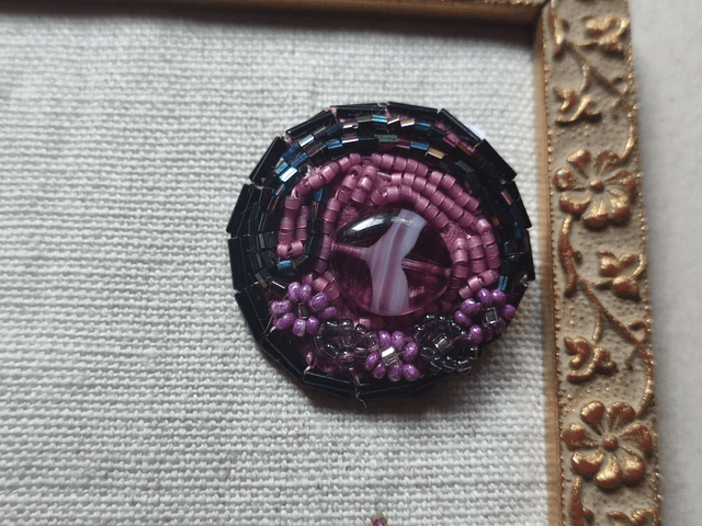 Broche tissée main" petites fleurs violettes et noires" verre violine, en pièce unique 
