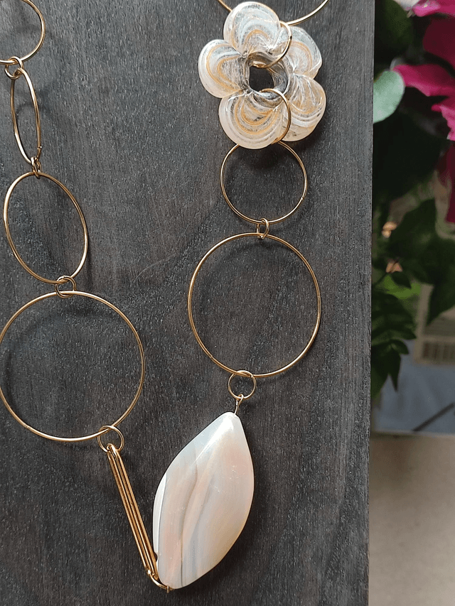 Sautoir fleur en verre de Murano et agate abricot ( pierres naturelles) monté sur fil de lin réglable - pièce unique -