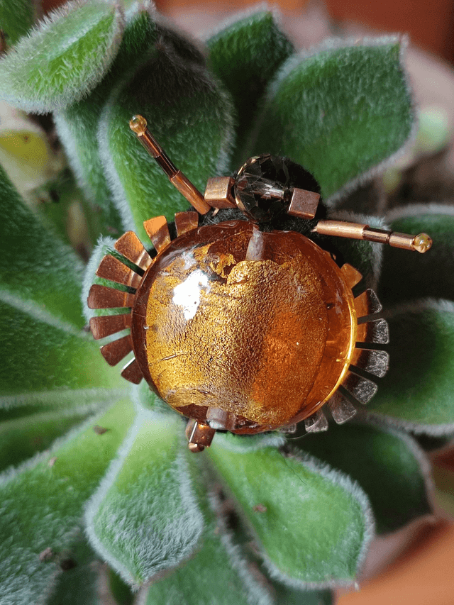 Bourdon broche en perles de verre, fait à la main en pièce unique 
