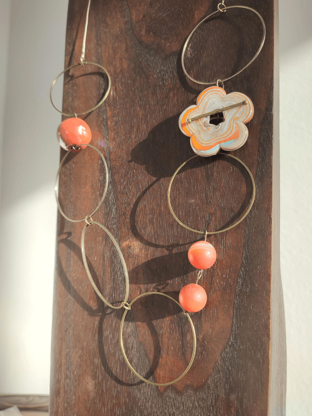 Sautoir fleur en verre de Murano, perles en agate et céramique orange, anneaux bronze réglable, pièce unique 