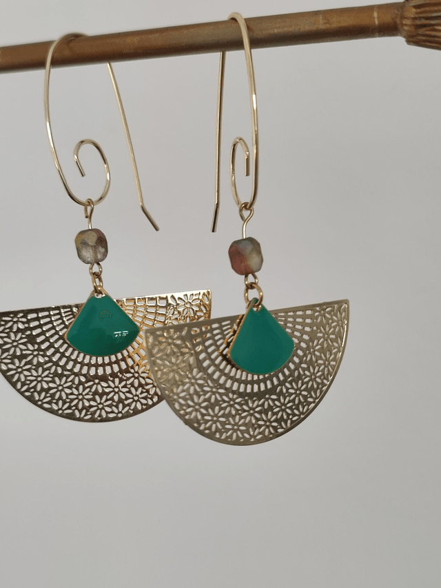 Z-Boucles d'oreilles longues email vert, perles en verre aux reflets mordorés éventail en acier inoxydable doré -sans nickel 