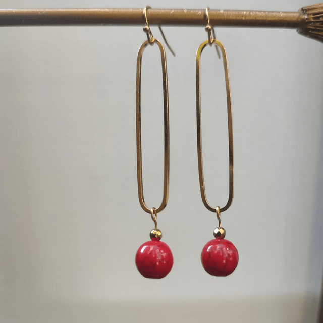 Boucles d'oreilles longues en howlite rouge (pierres naturelles) et ovales, fermoirs en acier inoxydable doré -sans nickel, pièce unique 