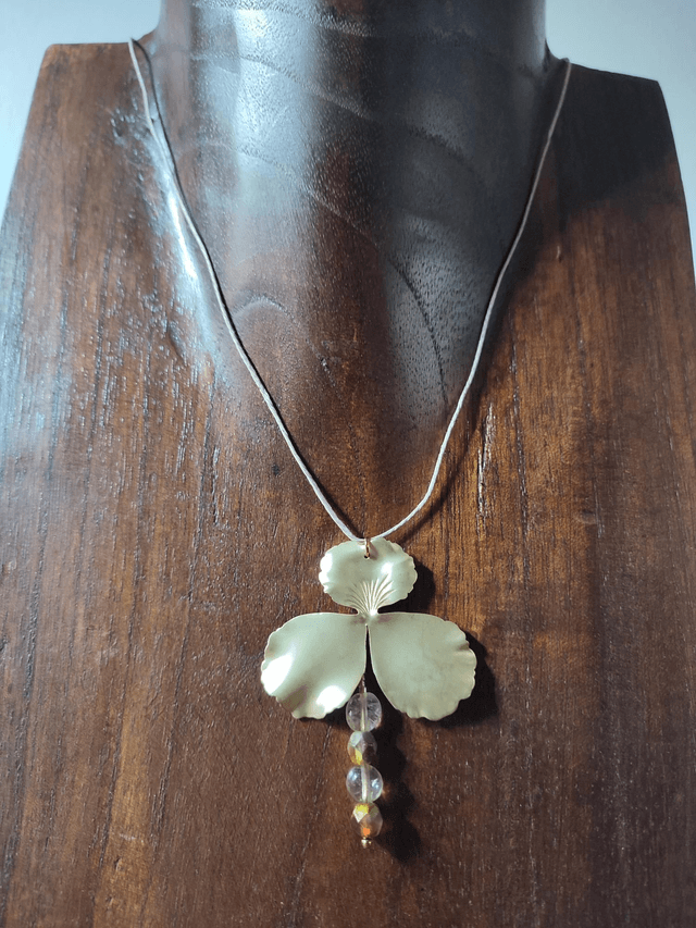 Z- Collier fleur dorée, citrine jaune doré pierres naturelles et verre aux reflets mordorés monté sur fil de lin avec chaîne d'extension 