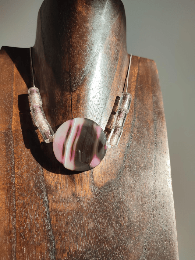Collier grosse agate rose aux jolis reflets, perles en verre transparent rose monté sur fil de lin réglable 