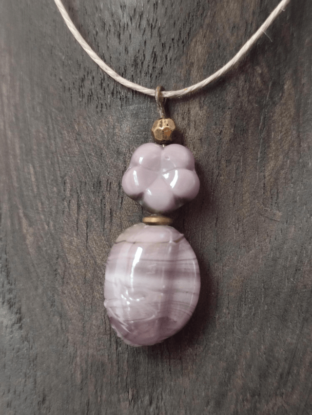 Collier fleur et perles en verre violine monté sur fil de lin réglable avec chaîne d'extension 