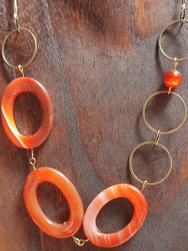 Collier en agate orange aux jolis reflets ( pierres naturelles) monté sur fil de lin réglable avec chaîne d'extension, pièce unique 