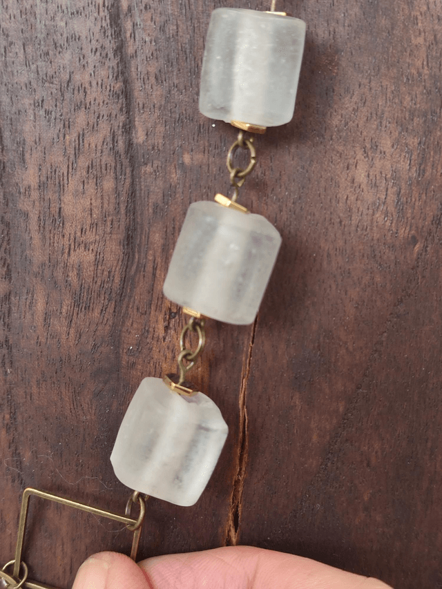 Sautoir blanc : agate, verre transparent, pierres de lune,quartz monté sur fil de lin réglable, anneaux bronze, pièce unique 