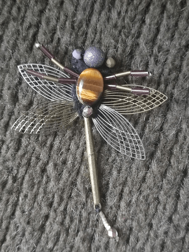 Broche libellule tissée à la main, en pierres naturelles, œil de tigre et bronze ,ailes dorées& argentées , pièce unique 