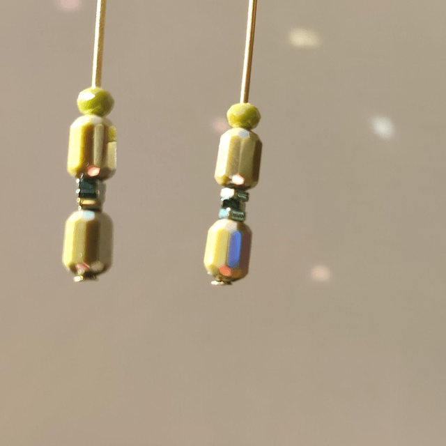 Dormeuses kaki aux reflets dorés longues en acier inoxydable doré -sans nickel, pièce unique 