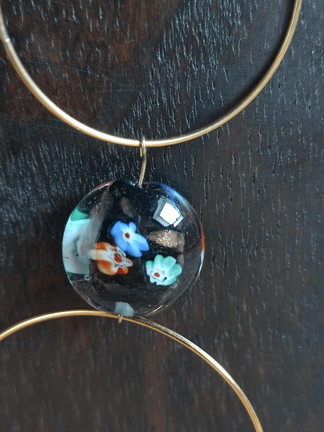 Z- Sautoir perles en agate&verre Millefiori noir incrusté de petites fleurs, monté sur fil de lin réglable en pièce unique 