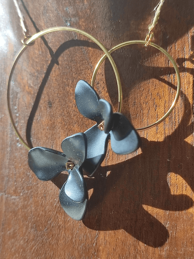 Z- Collier fleurs noires et cercles dorés en acier inoxydable monté sur fil de lin avec chaîne d'extension 