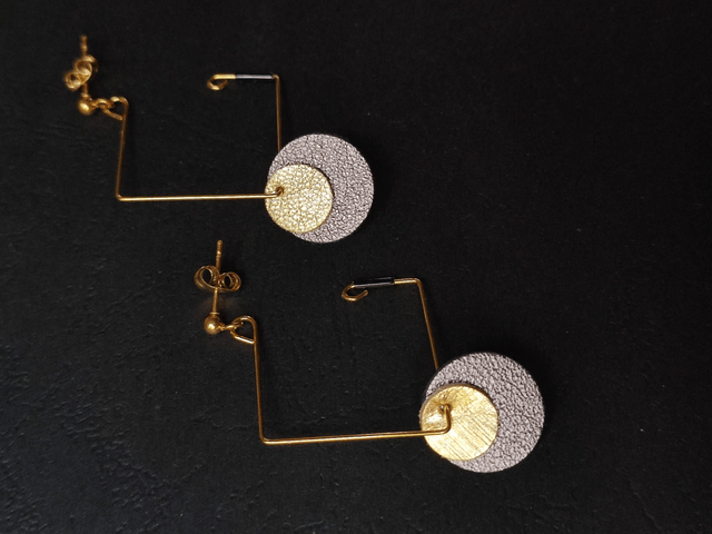 Boucles d'oreilles cuir or et noir monté sur un carré et fermoirs en acier inoxydable doré -sans nickel, pièce unique 