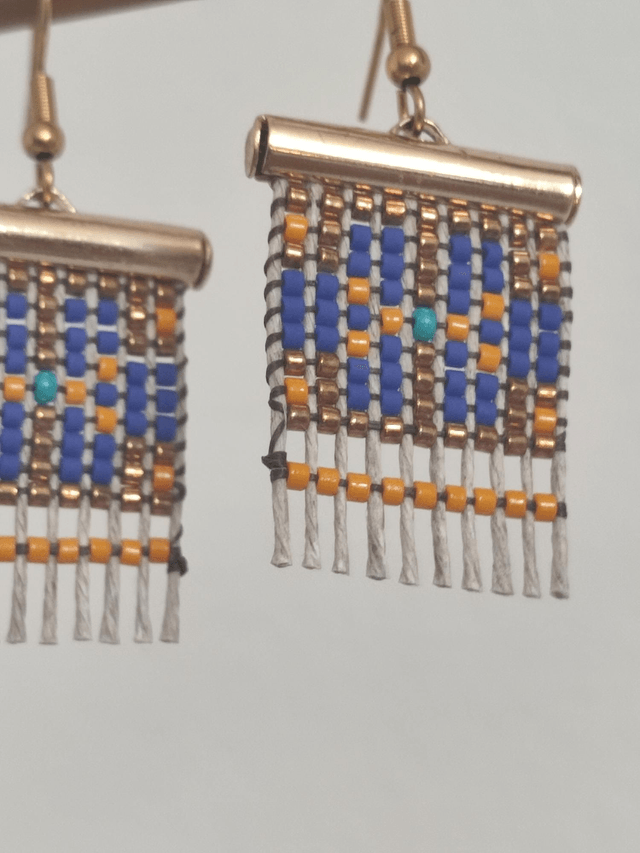 Z- Boucles d'oreilles"fleurs"tissées main en perles de verre sur fil de lin. Fermoirs en acier inoxydable doré, bleu, orange,or. -sans nickel 
