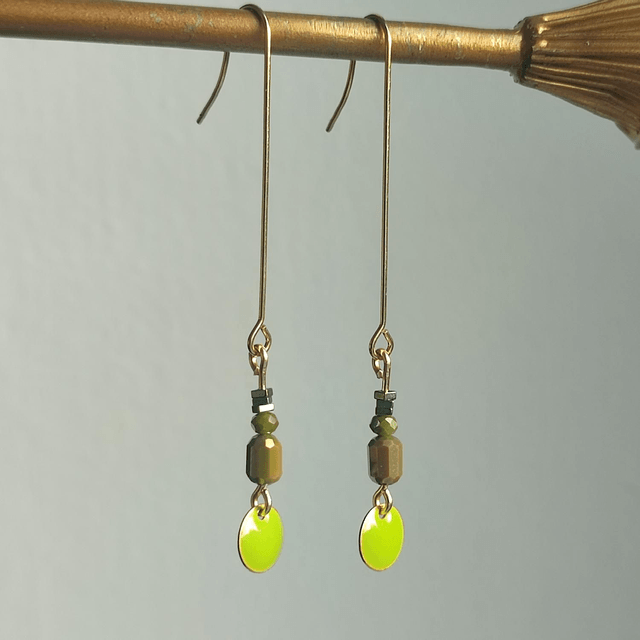 Boucles d'oreilles longues email vert pomme et verre, acier inoxydable doré -sans nickel, pièce unique 