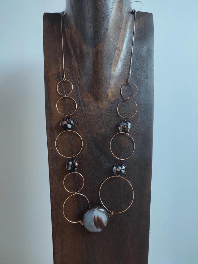 Z- Sautoir perles en agate&verre Millefiori noir incrusté de petites fleurs, monté sur fil de lin réglable en pièce unique 