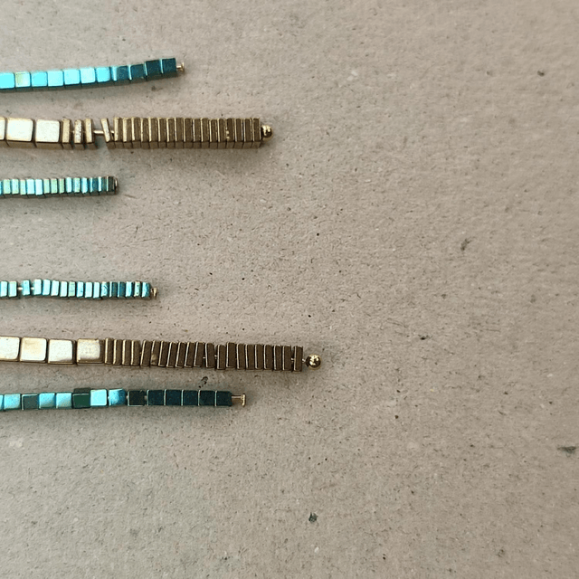 "Asymétrie" boucles en hématites bleu/vert/or pierre naturelle en acier inoxydable doré -sans nickel, pièce unique 