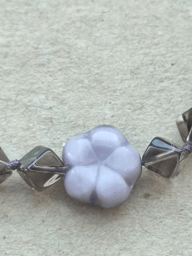fleurs en verre violine et perle cube en verre fumé, monté sur fil de jade, très résistant et réglable 