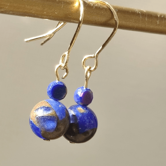 Boucles d'oreilles lapis lazuli: pierres naturelles et verre aux reflets changeant, acier inoxydable doré -sans nickel, pièce unique 