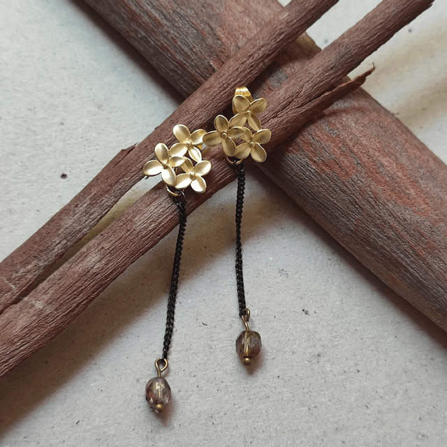 Boucles d'oreilles fleurs et verre aux reflets mordorés, chaîne noire sans nickel, pièce unique 