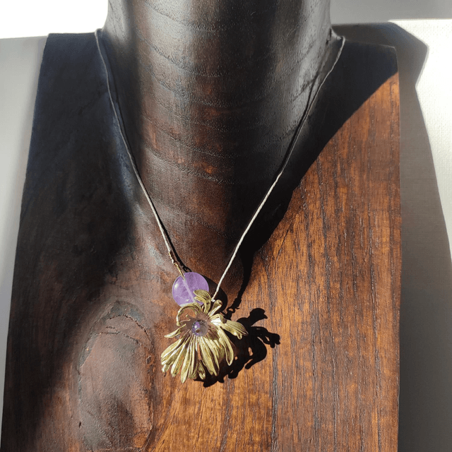Collier améthyste & fleur  monté sur fil de lin réglable avec chaîne d'extension, pièce unique 