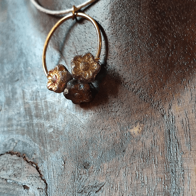 Collier fleurs en verre mordorées , monté sur fil de lin avec chaîne d'extension en acier inoxydable doré 