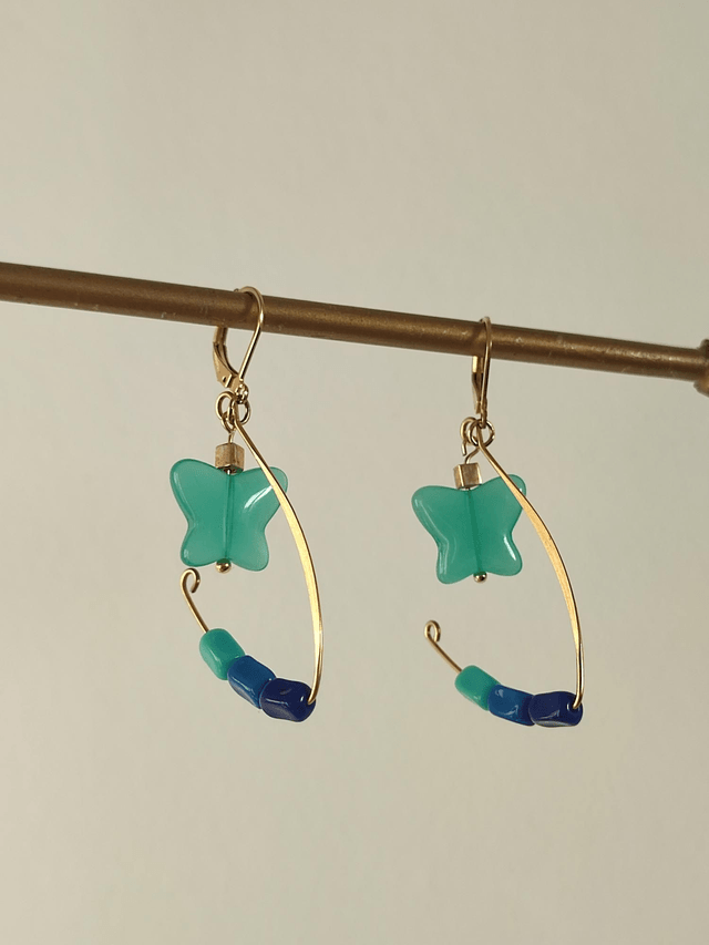 Z-Dormeuses papillon en verre turquoise et perles en verre dégradé de bleu -vert, acier inoxydable doré -sans  nickel, pièce unique 