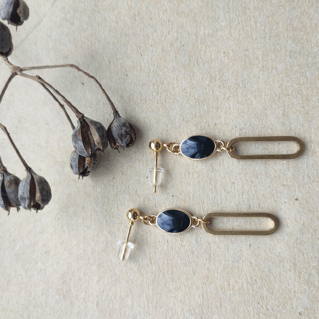 Boucles d'oreilles email noir, acier inoxydable doré -sans nickel, pièce unique 