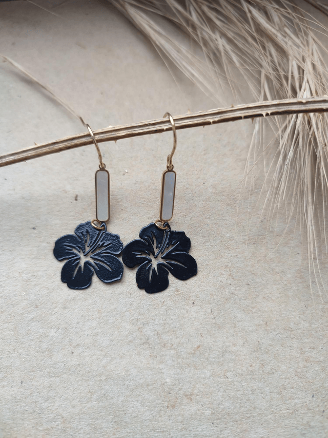 Z-Boucles d'oreilles fleurs noires & nacre, fermoirs en acier inoxydable doré -sans nickel, pièce unique 