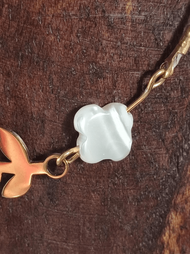 Collier fleur en nacre et feuille en acier inoxydable doré,ras du cou, monté sur fil de lin réglable avec chaîne d'extension dorée, pièce unique 