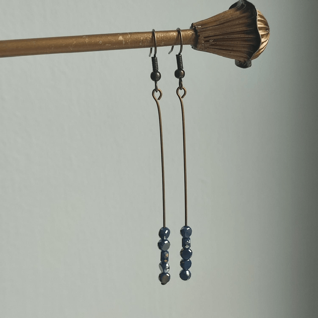 Boucles d'oreilles hexagonales en verre bleu marine, acier inoxydable doré -sans nickel, pièce unique 