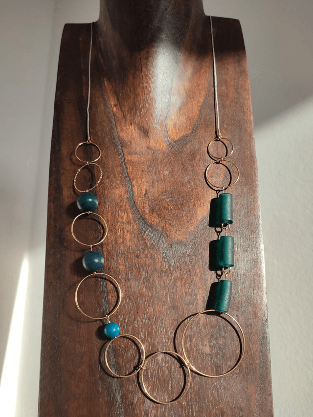 Z-Sautoir en verre et bois bleu- vert, anneaux dorés, monté sur fil de lin réglable, pièce unique 