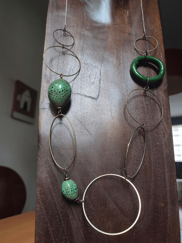 Z- Sautoir céramique et pierres naturelles kaki/turquoise, anneaux en bronze monté sur fil de lin réglable 