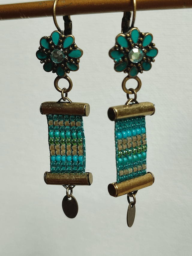 Dormeuses fleurs, bronze et turquoise tissé main sur fil de lin, acier inoxydable, sans nickel, pièce unique 