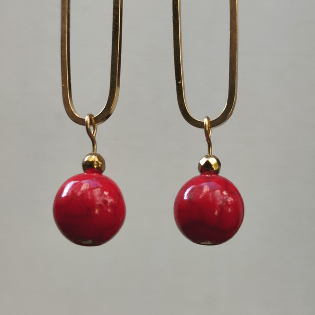 Boucles d'oreilles longues en howlite rouge (pierres naturelles) et ovales, fermoirs en acier inoxydable doré -sans nickel, pièce unique 