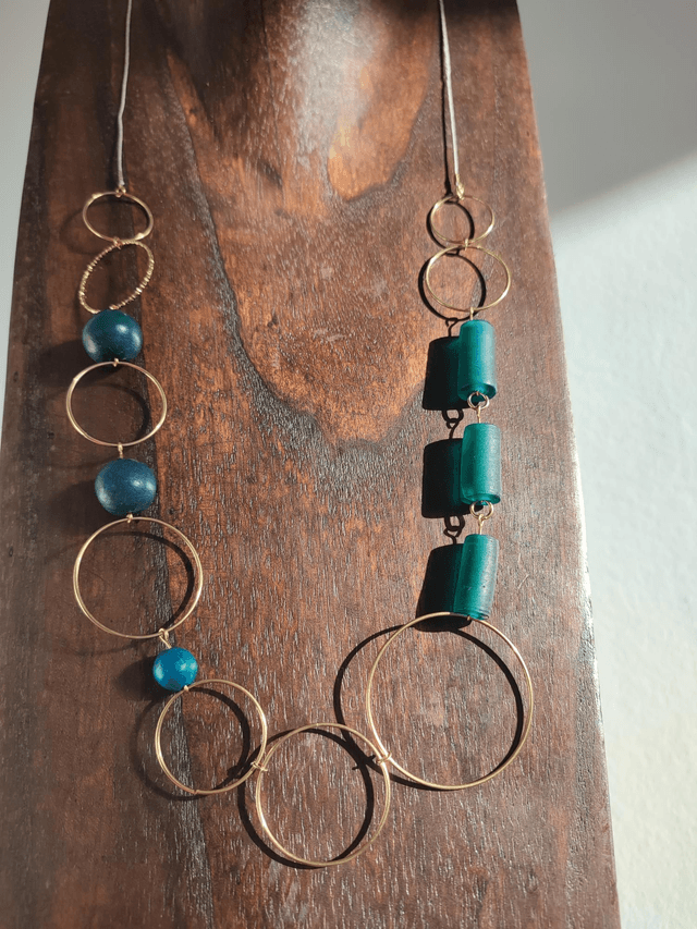 Z-Sautoir en verre et bois bleu- vert, anneaux dorés, monté sur fil de lin réglable, pièce unique 