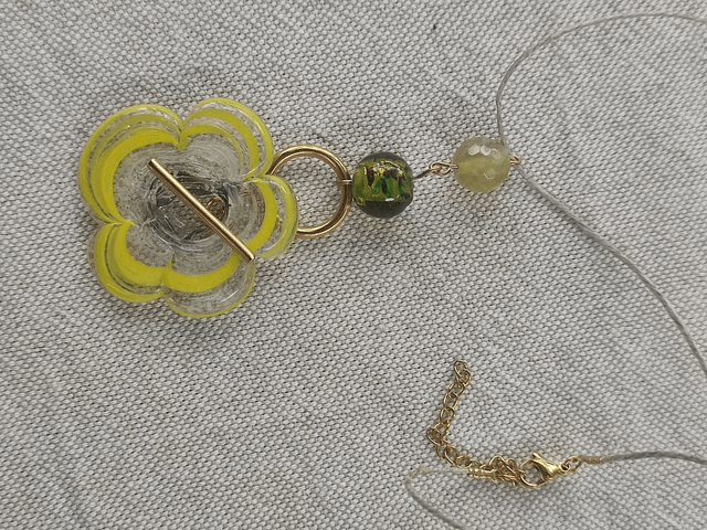 Collier jaune fleur en verre de Murano,perle en jade & verre, monté sur fil de lin réglable avec chaîne d'extension en acier inoxydable doré, pièce unique 