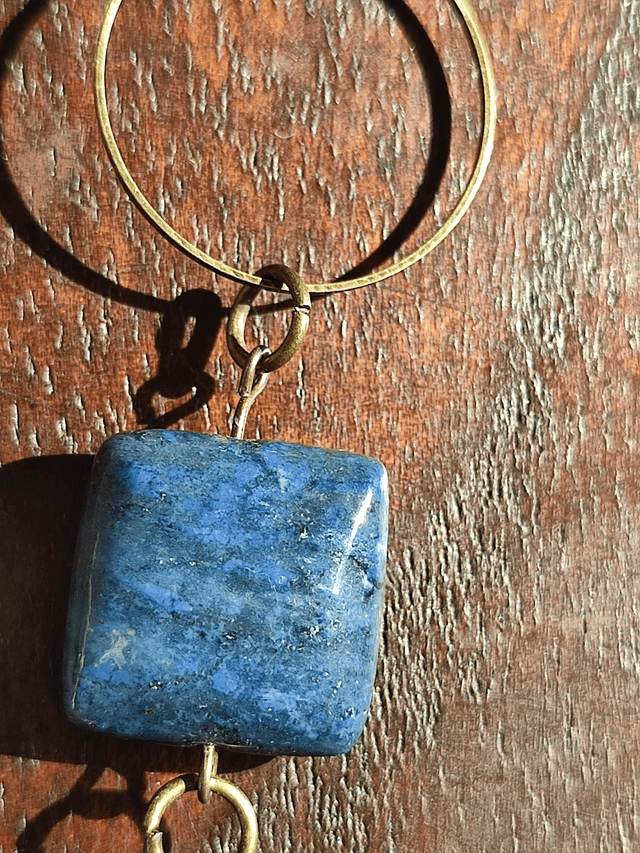 Sautoir fleur en agate et sodalite ( pierres naturelles) monté sur fil de lin réglable, pièce unique 