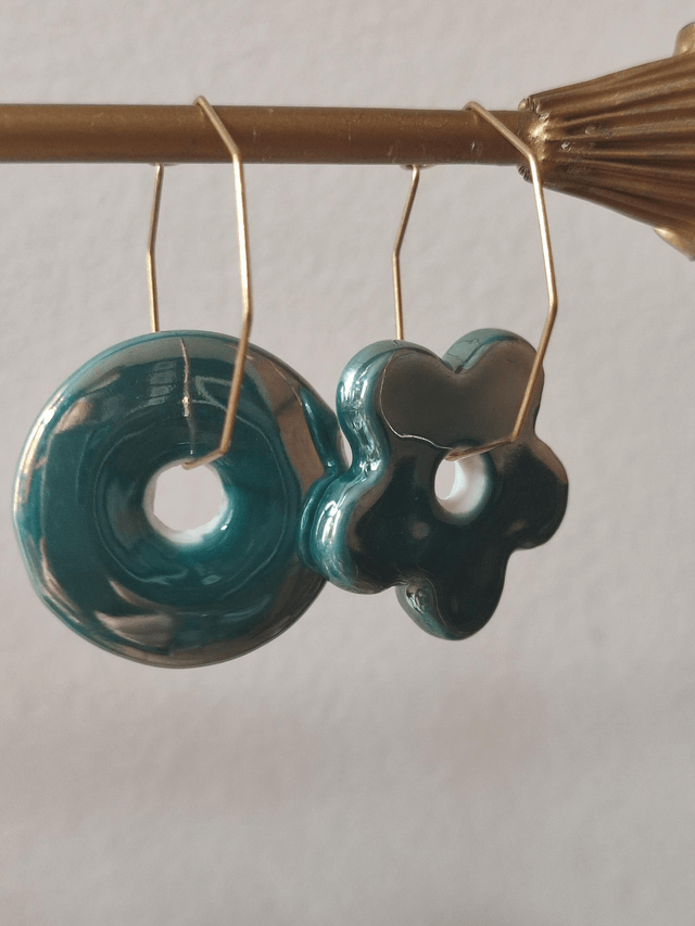 Créoles hexagonales et asymétriques bleu paon en céramique, acier inoxydable doré -sans nickel-