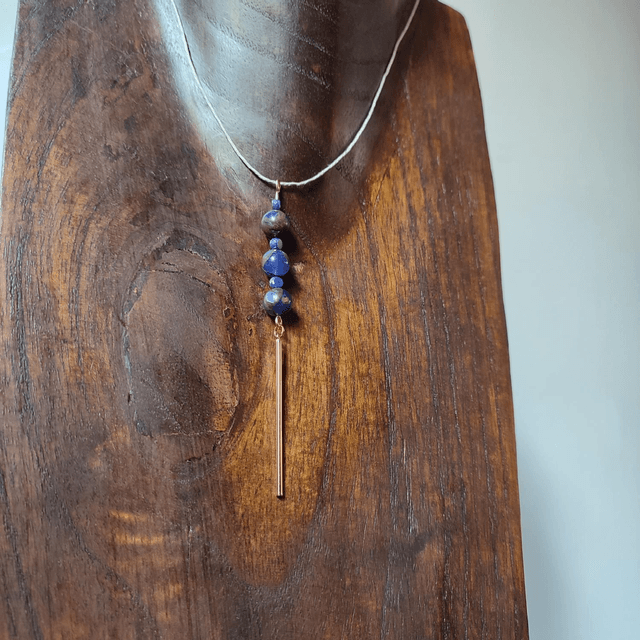 Collier en lapis lazuli (pierre naturelle) reflets de brun et bleu & hématite monté sur fil de lin avec chaîne d'extension dorée 