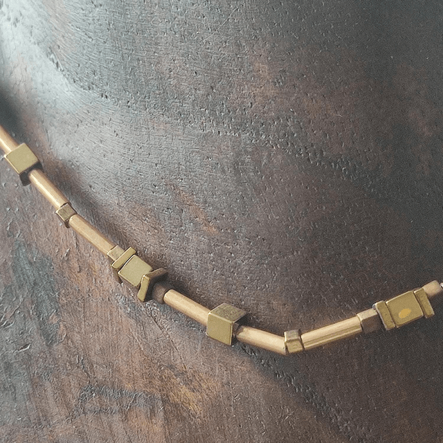 Collier en hématite doré :pierres naturelles de diverses formes, monté sur fil de jade, réglable avec chaîne d'extension, pièce unique 