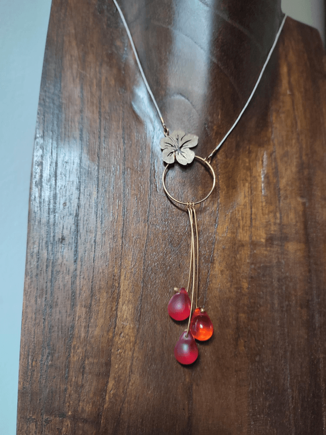 Z-Collier fleur et gouttes en verre rouge monté sur fil de lin avec chaîne d'extension en acier inoxydable doré -piece unique 